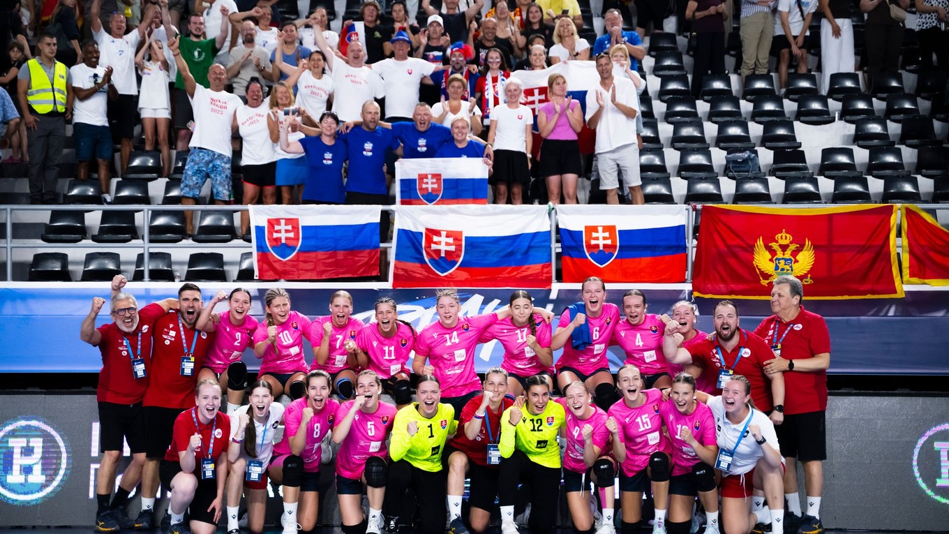 Slovenské hádzanárky po víťazstve nad Čiernou Horou v semifinále EURO U17.