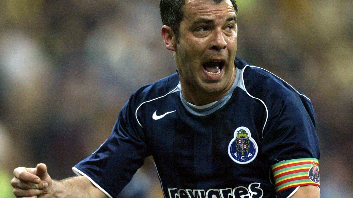 Na archívnej snímke z 15. marca 2005 hráč Porta Jorge Costa sa teší z gólu počas zápasu Ligy majstrov proti Interu Miláno.