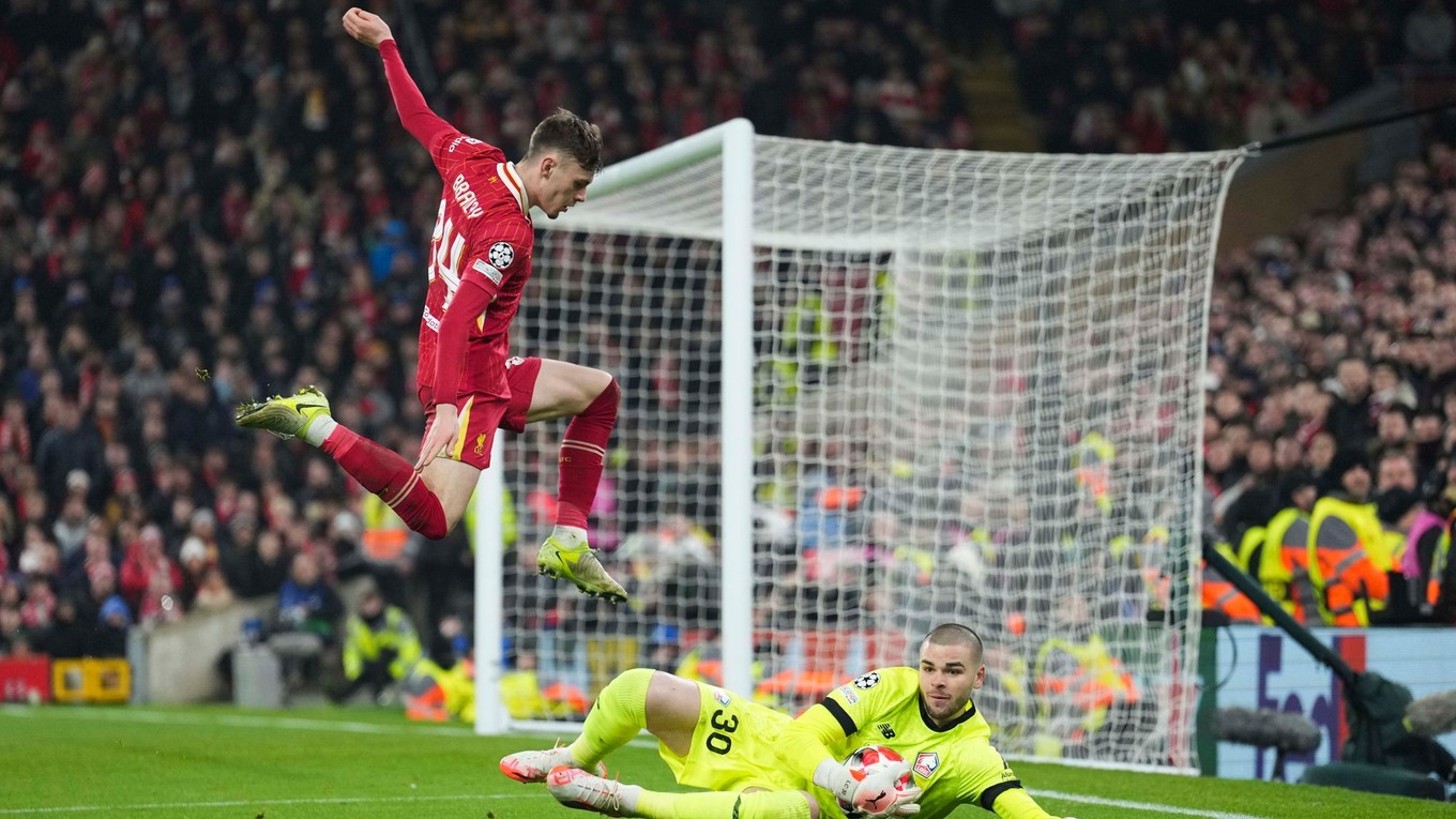 Conor Bradley (vo výskoku) Z FC Liverpool je najväčšou hviezdou Severného Írska.