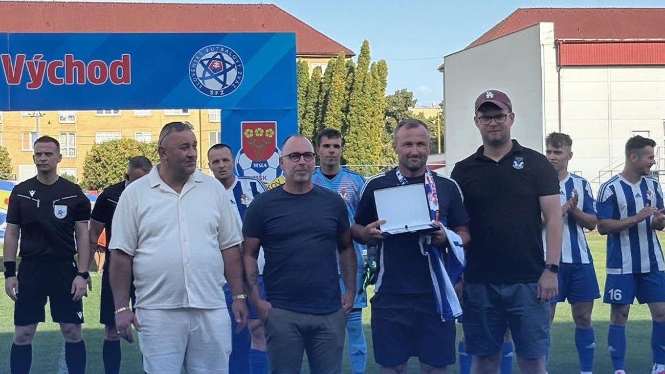 Pred zápasom Stropkov - Kežmarok zagratulovali trénerovi domácich Jánovi Šafrankovi k 50. narodeninám.