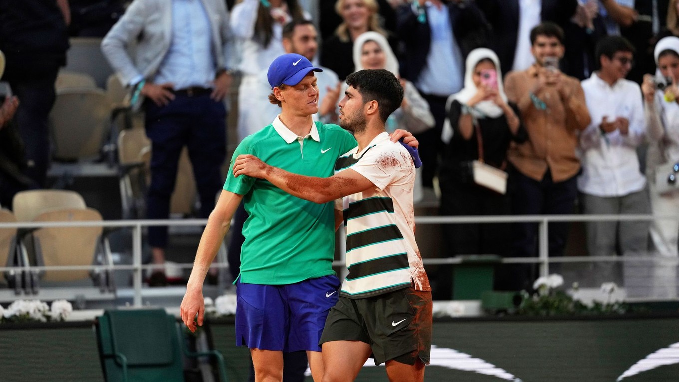 Carlos Alcaraz (vpravo) a Jannik Sinner sú najväčší favoritu US Open.