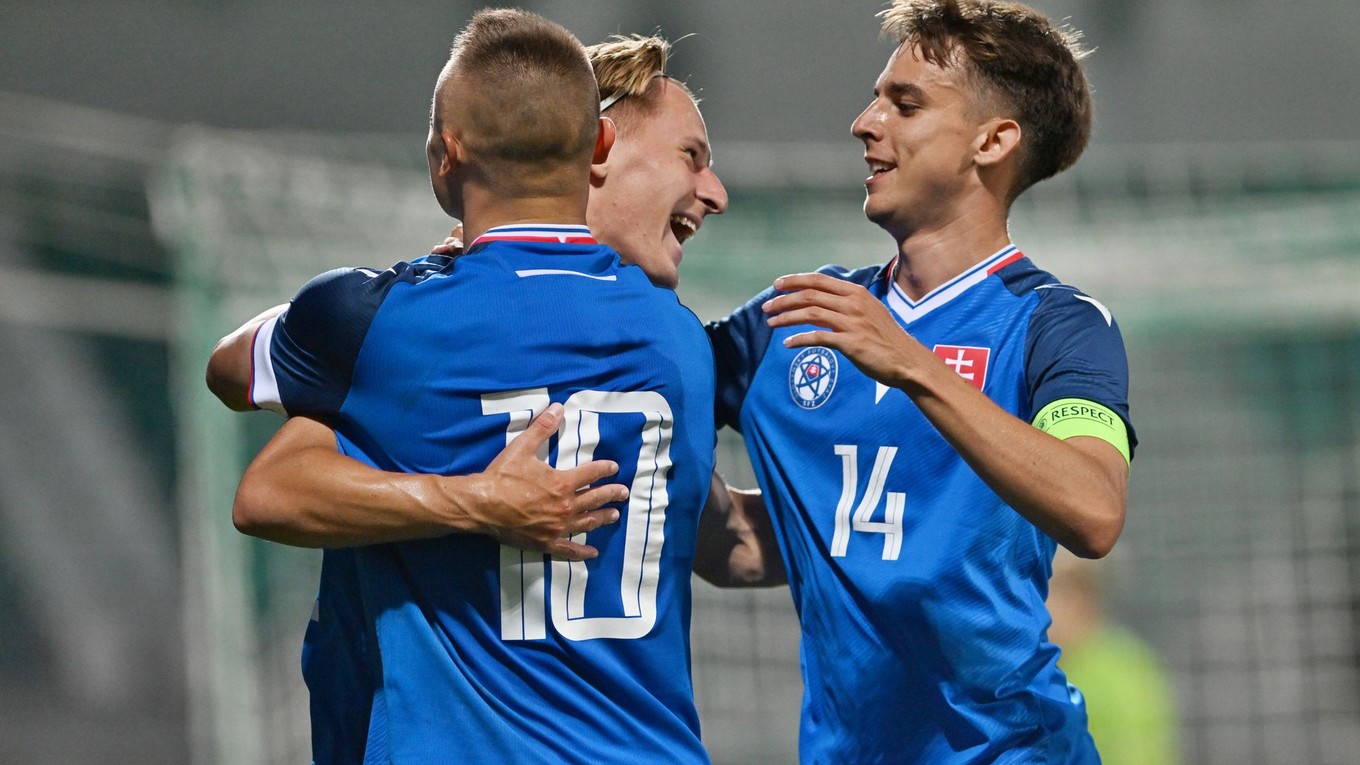 Hráči Slovenska Nino Marcelli, Miroslav Sovič a Mário Sauer sa tešia z gólu