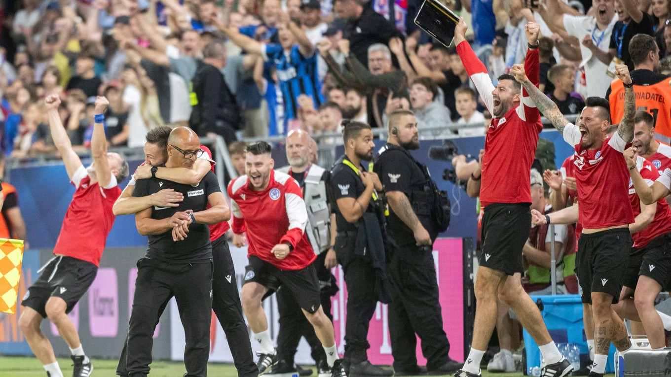 Radosť na slovenskej lavičke po víťazstve 2:0 nad Nemeckom v úvodnom kvalifikačnom zápase na MS 2026.



 



- Slovensko
- šport
- futbal
- MS
- kvalifikácia
- SR
- Nemecko
- A
- skupina
- BAX