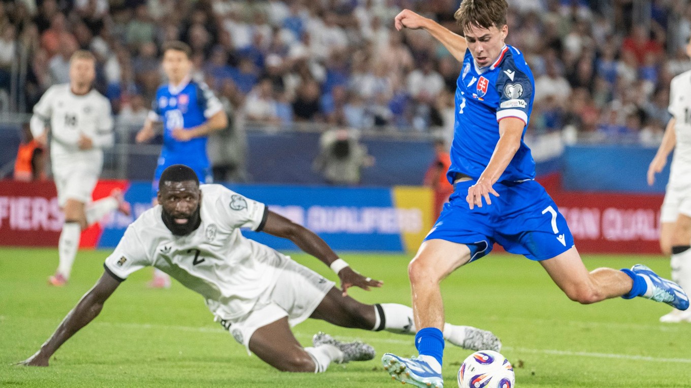 Leo Sauer si položil obrancu Antonia Rüdigera v zápase Slovensko - Nemecko.