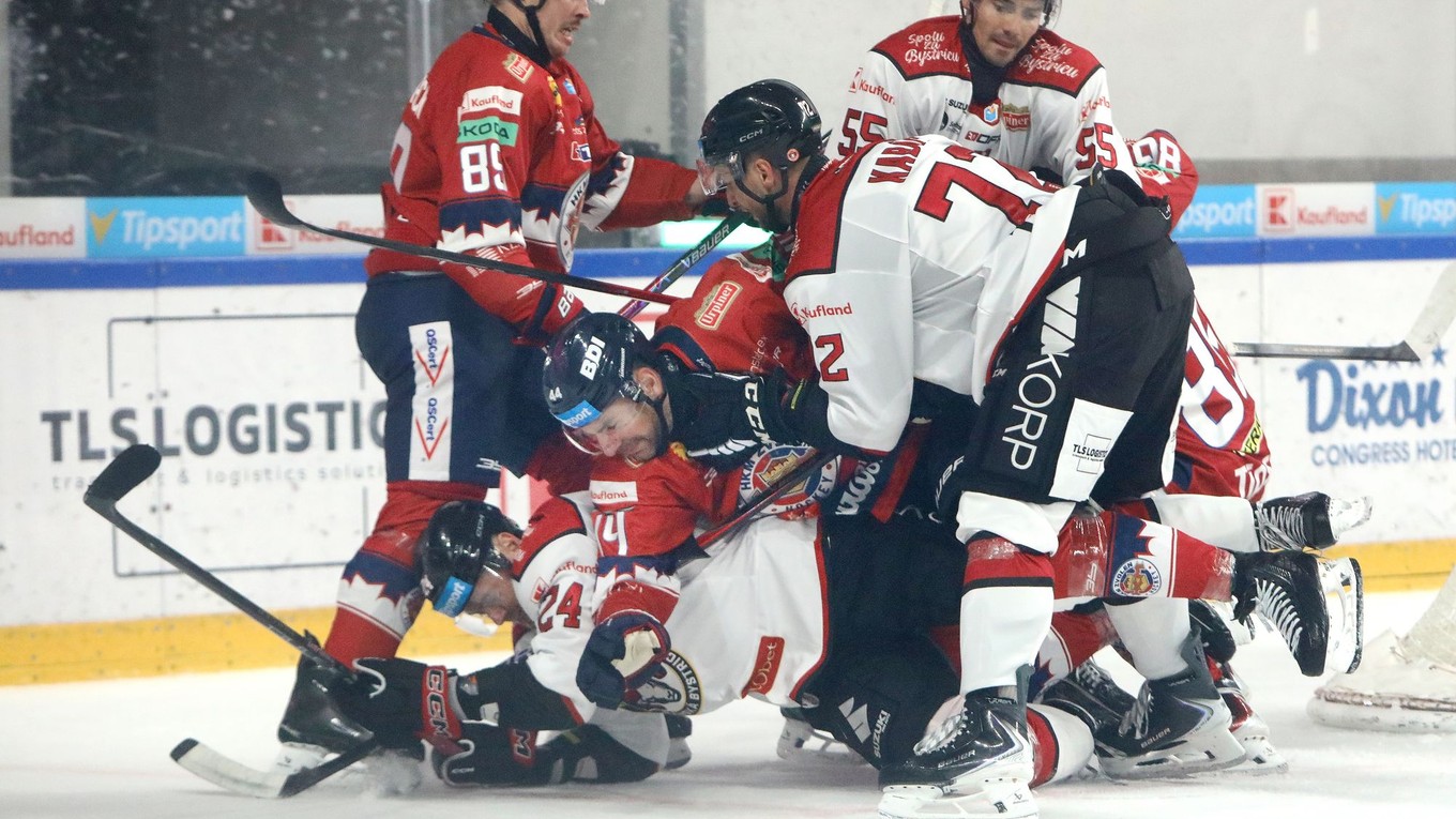 Skrumáš pred zvolenskou bránou počas zápasu Tipsport ligy HC MONACObet Banská Bystrica - HKM Zvolen.