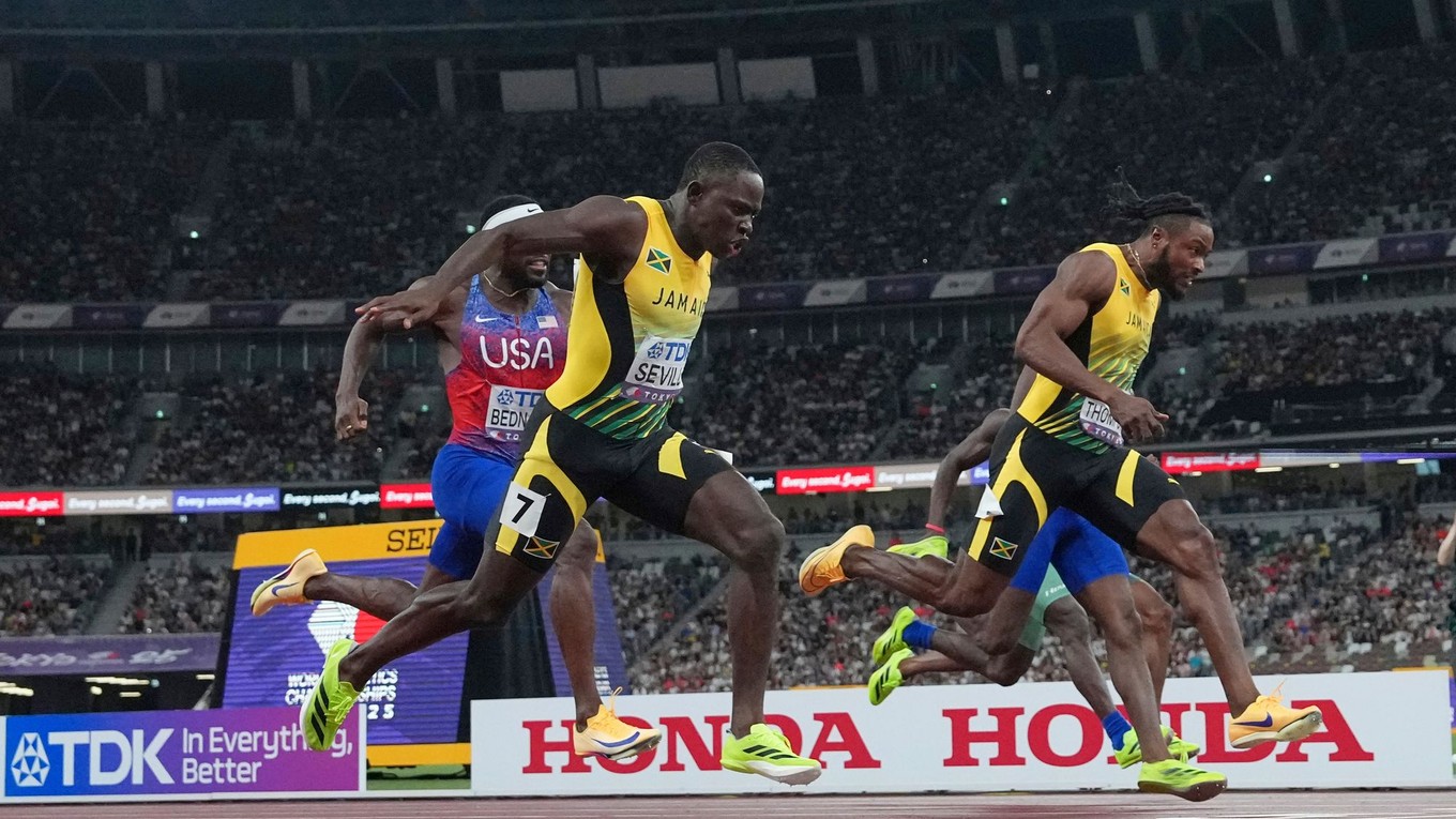 Oblique Seville (vľavo) sa stal  majstrom sveta v behu na 100 m.