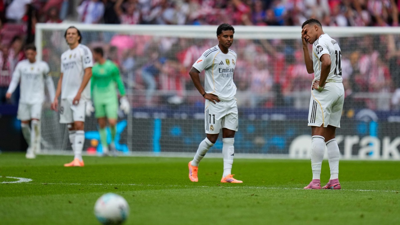 Hráči Realu Madrid po prehre s Atléticom Madrid.