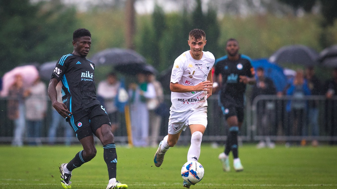 Ladislav Botló z FC Nádszeg Trstice v súboji s hráčom Slovana Bratislava Zuberuom Sharanim.