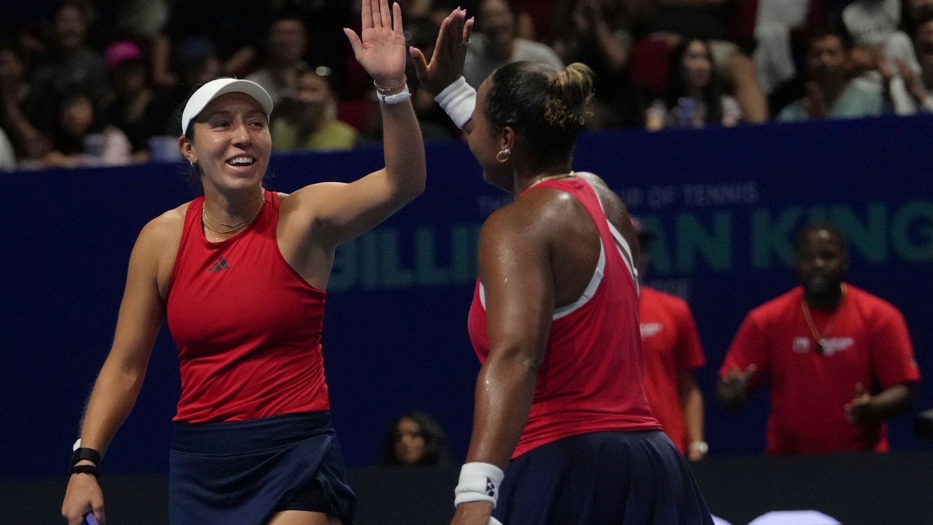Jessica Pegulová a Taylor Townsednová oslavujú počas štvorhry na Poháre Jean-Kingovej 2025.