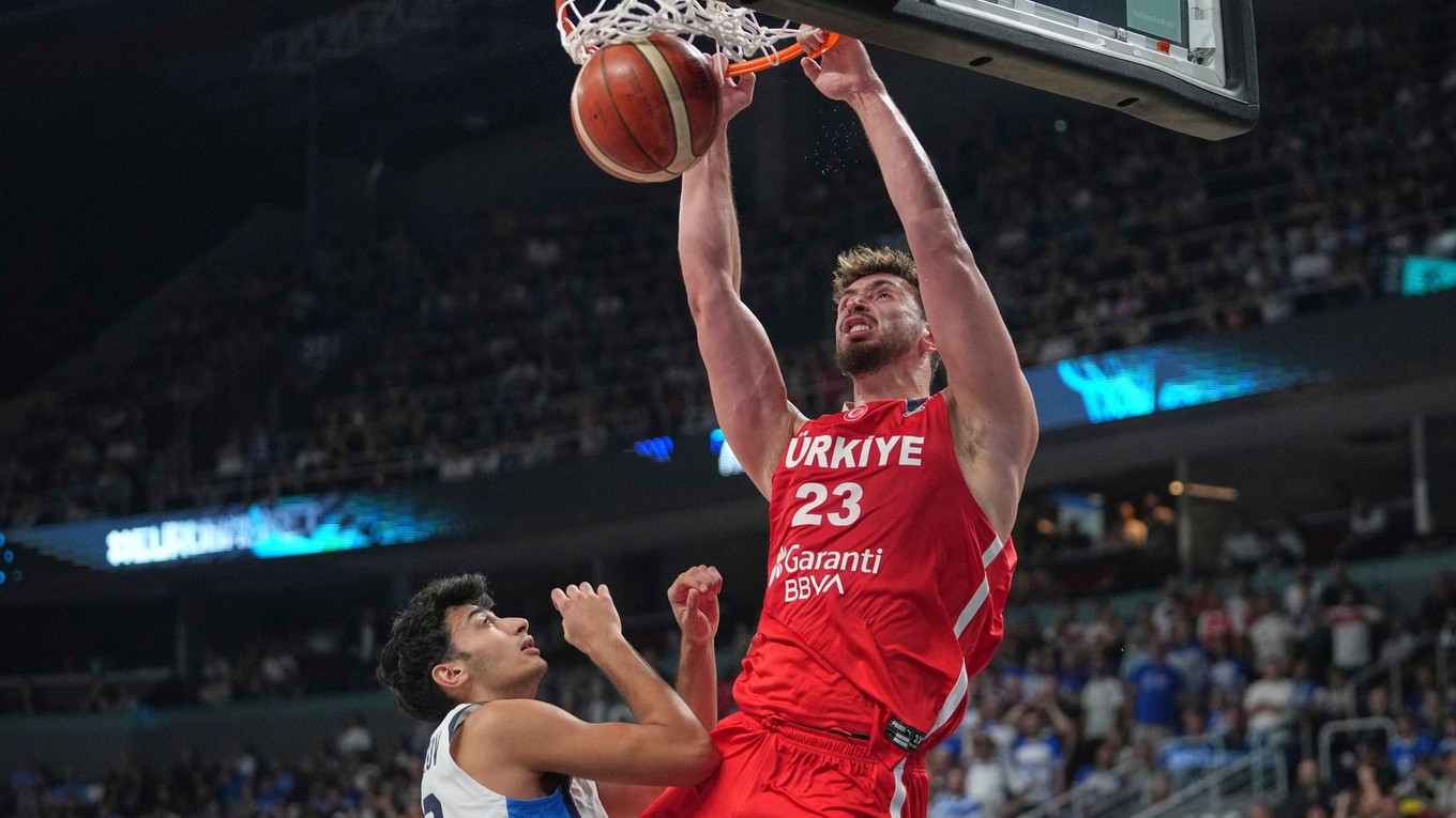 Alperen Sengun dáva kôš v zápase semifinále Grécko - Turecko.