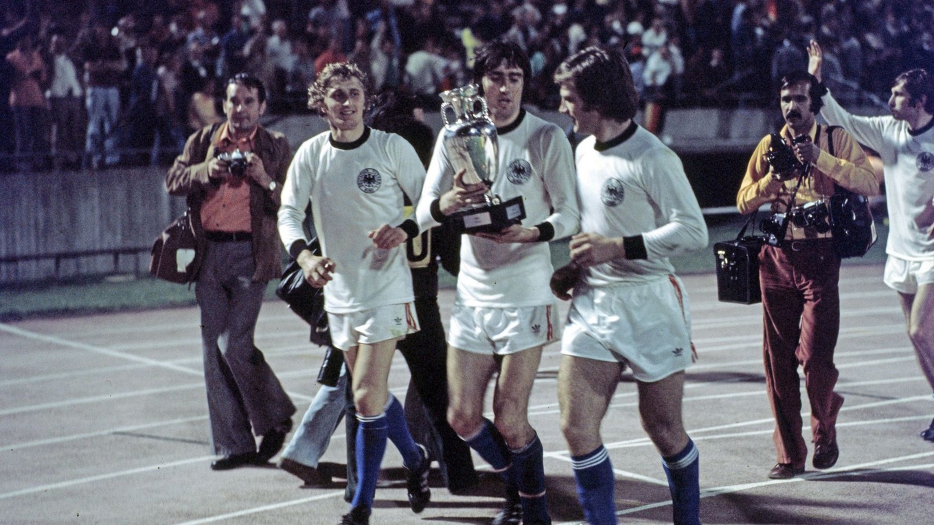 Zľava Koloman Gögh, Anton Ondruš a Ladislav Jurkemik už v nemeckých dresoch a s trofejou po finále ME 1976 vo futbale.