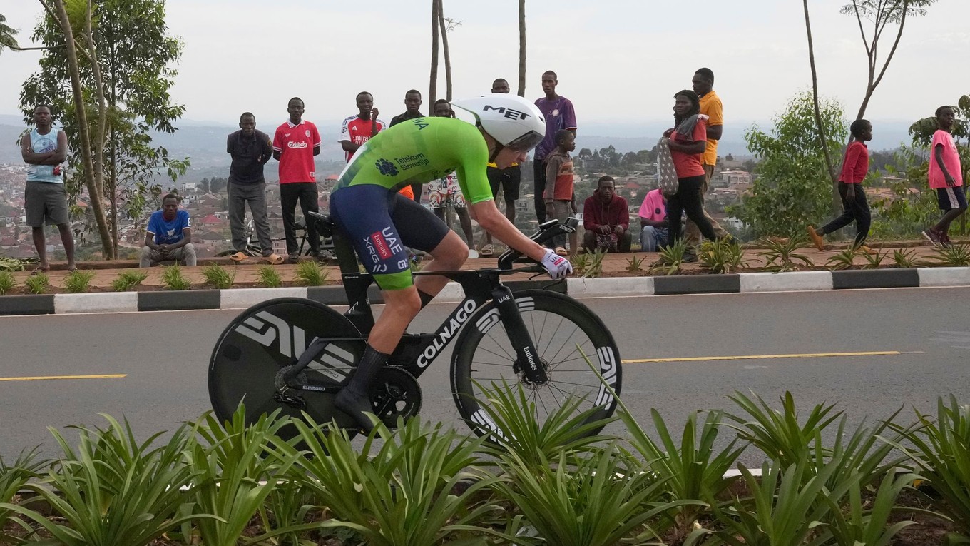 Tadej Pogačar počas časovky jednotlivcov na MS v cyklistike 2025.