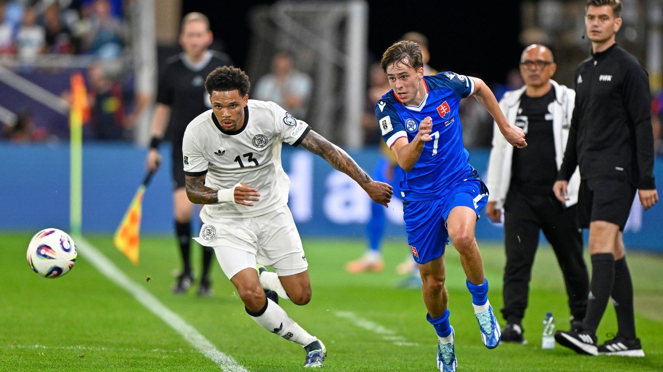 Leo Sauer v súboji s Nnamdim Collinsom v zápase Slovensko - Nemecko v kvalifikácii MS 2026 vo futbale.