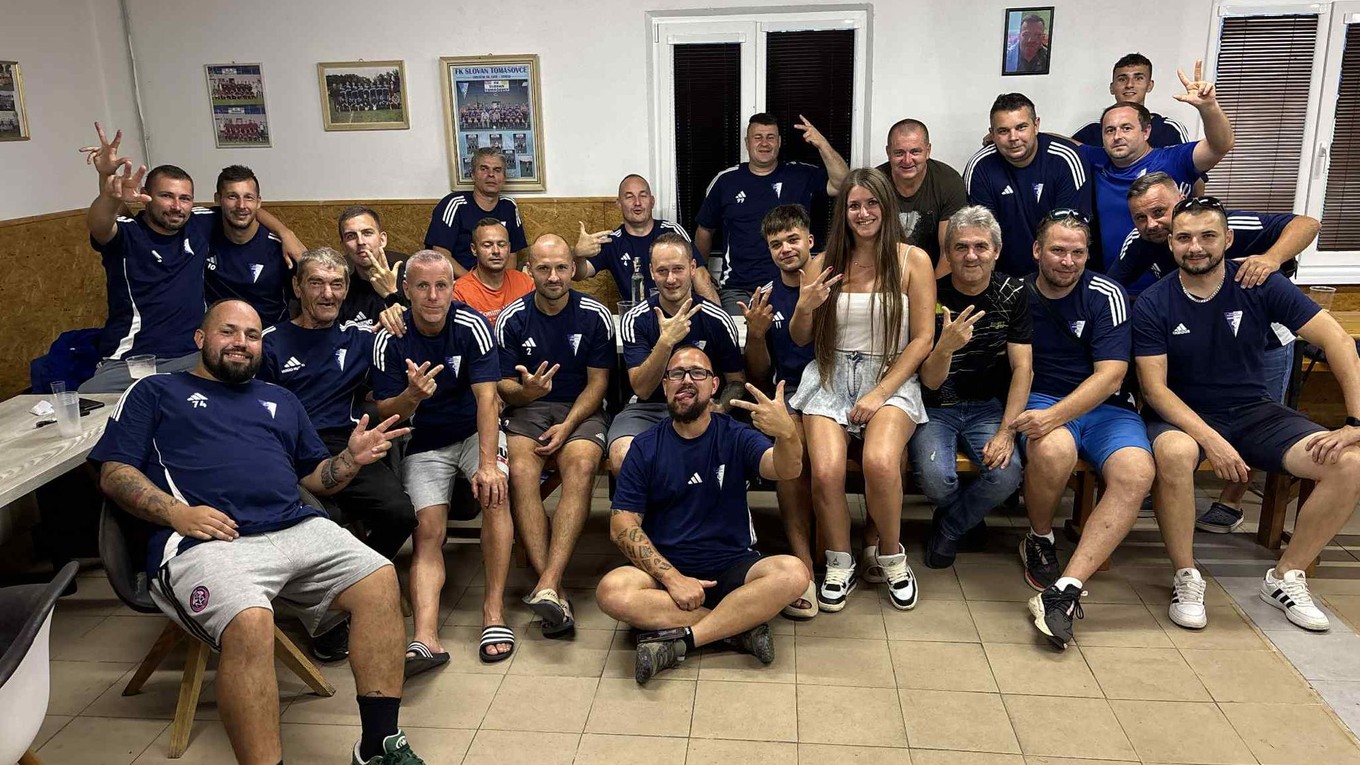 Futbalisti TJ Slovan Tomášovce.