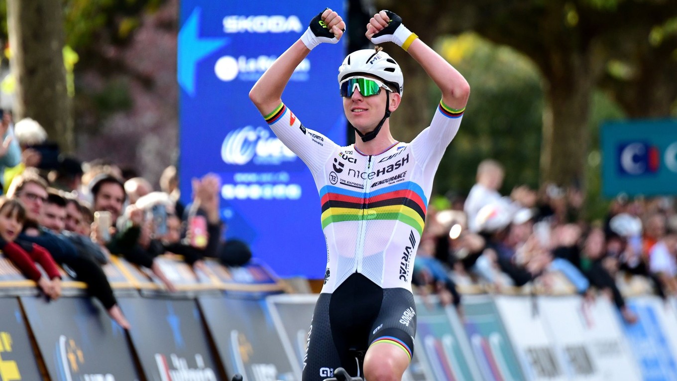 Tadej Pogačar suverénne ovládol ME v cyklistike 2025.
