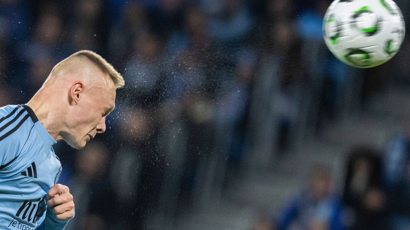 Nino Marcelli hlavičkuje v zápase Konferenčnej ligy medzi Slovanom Bratislava a Racingom Štrasburg.