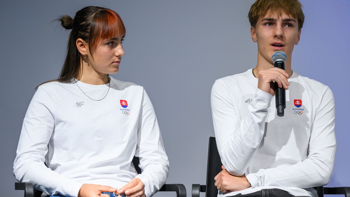 Zľava skokani na lyžiach Kira Mária Kapustíková a Hektor Kapustík 