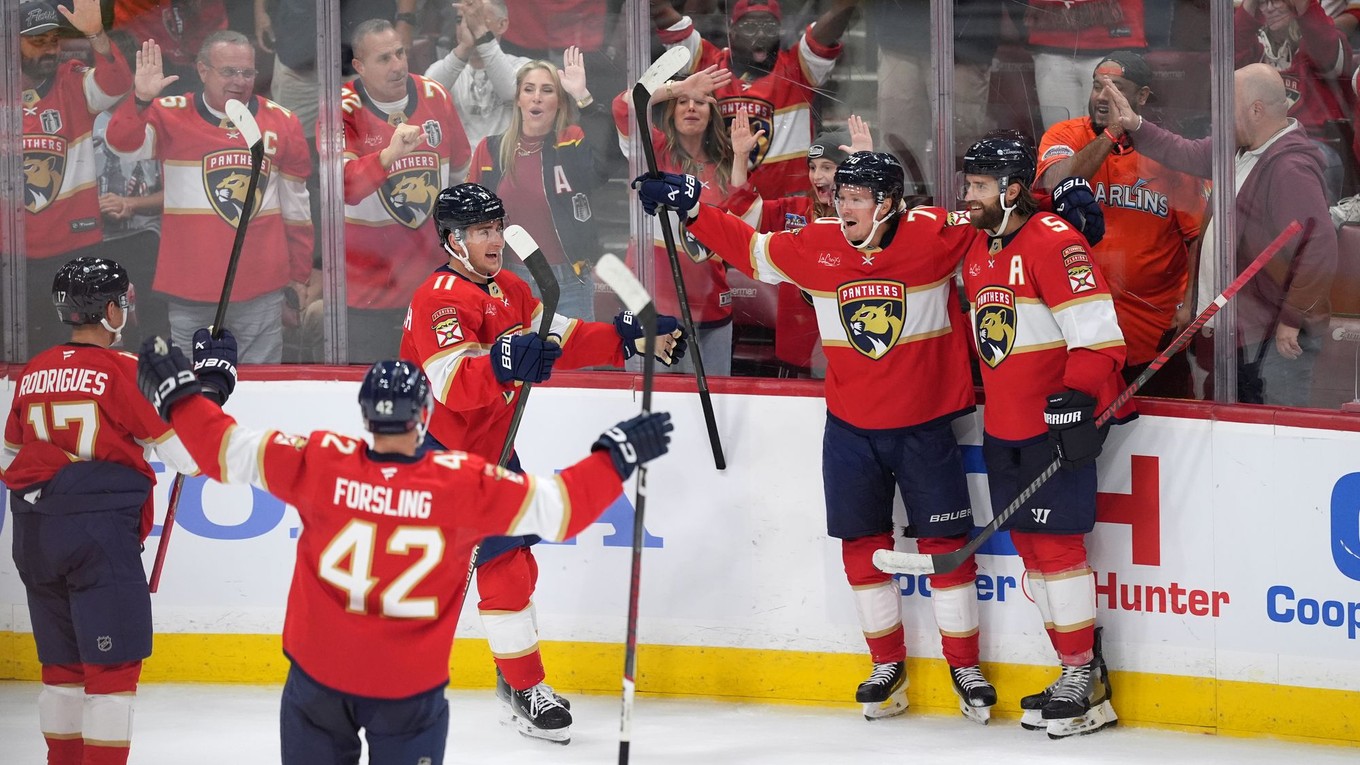 Hráči Floridy oslavujú gól