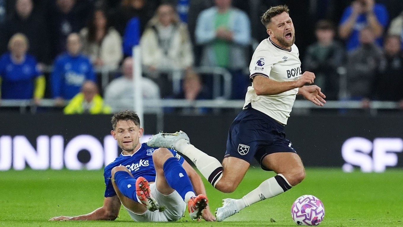 Niclas Fullkrug bojujú o loptu počas zápasu anglickej Premier League