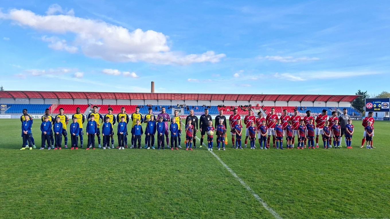 Nástup hráčov na zápas Bardejov - Michalovce. 
