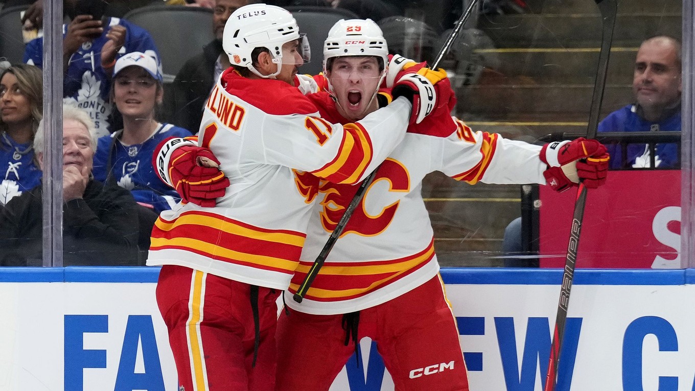 Samuel Honzek oslavuje prvý gól v NHL. 