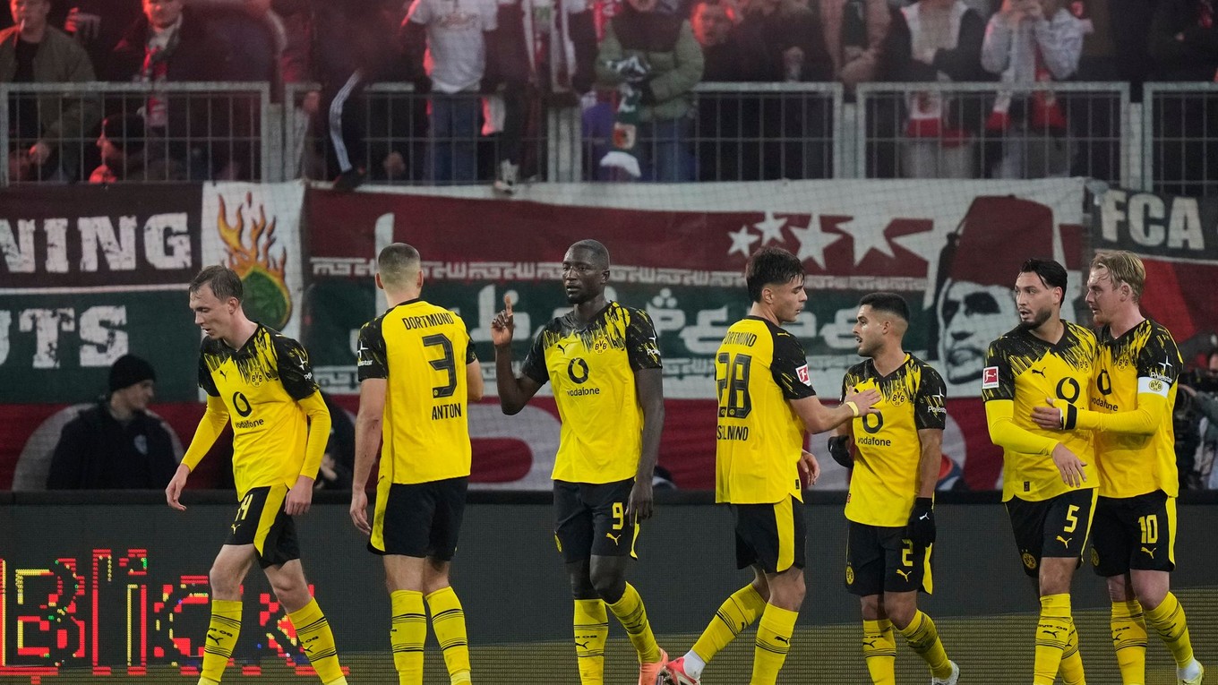 Hráči Borussie Dortmund oslavujú gól v sieti Augsburgu.