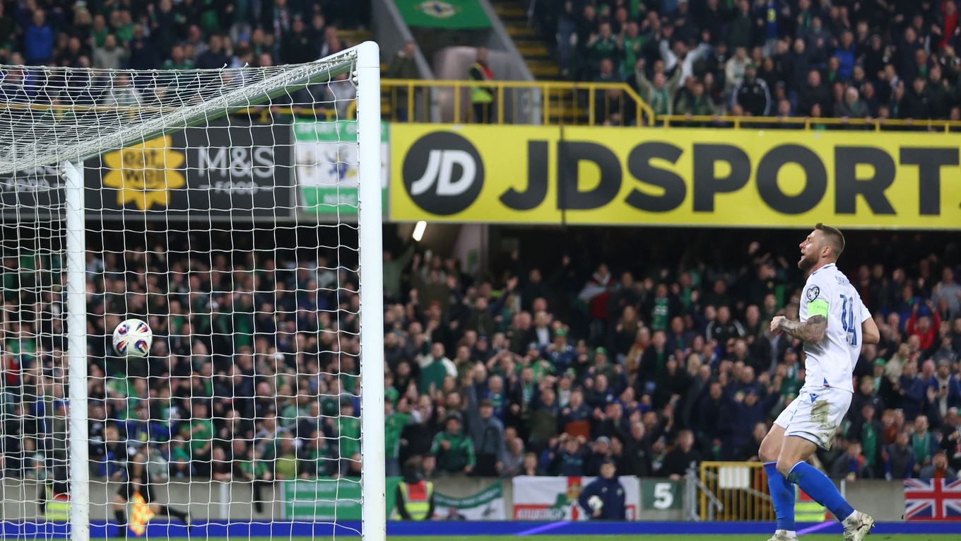 Milan Škriniar sleduje loptu v slovenskej sieti v zápase kvalifikácie MS 2026 Severné Írsko - Slovensko.