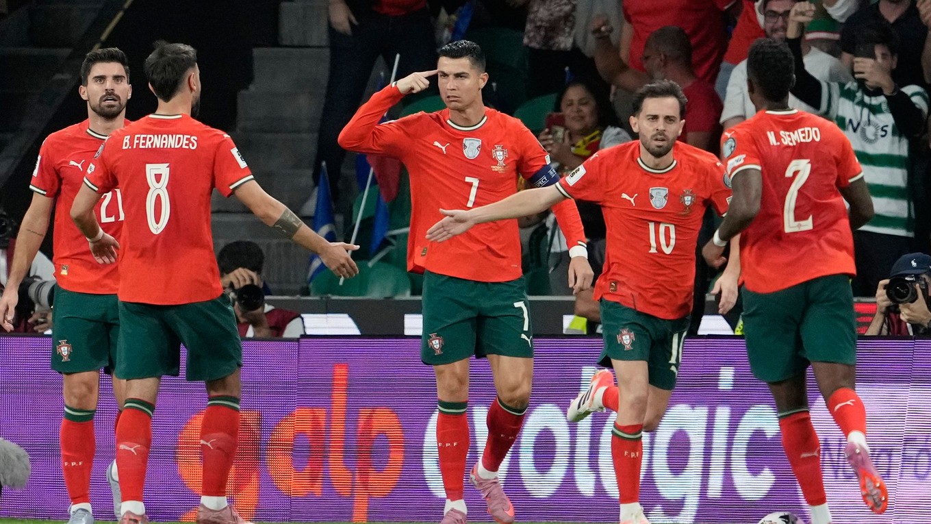 Hráč Portugalska Cristiano Ronaldo sa raduje so spoluhráčmi po strelení gólu v zápase F-skupiny európskej kvalifikácie na MS 2026 Portugalsko - Maďarsko.