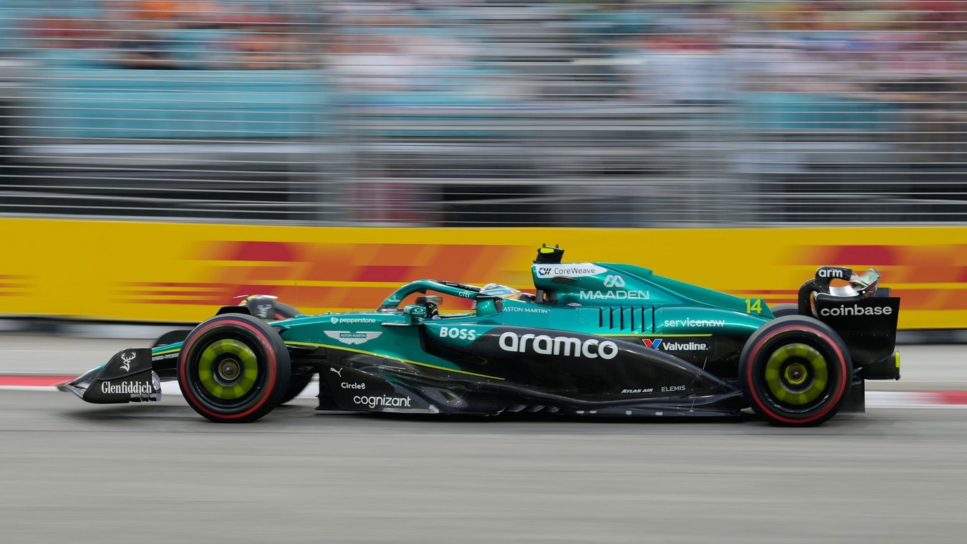 Fernando Alonso počas 1. tréningu na VC Singapuru 2025.