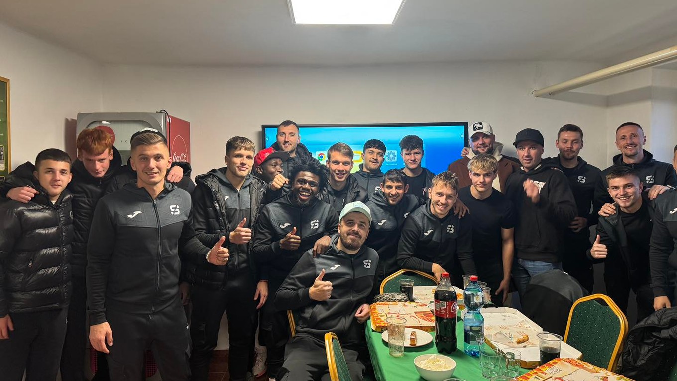 Víťazná fotka MFK Snina po zápase s Medzevom. 