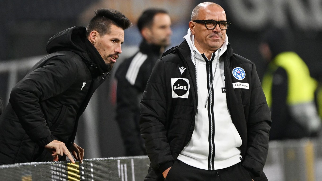 Tréner Francesco Calzona a asistent trénera Marek Hamšík počas zápasu Nemecko - Slovensko.