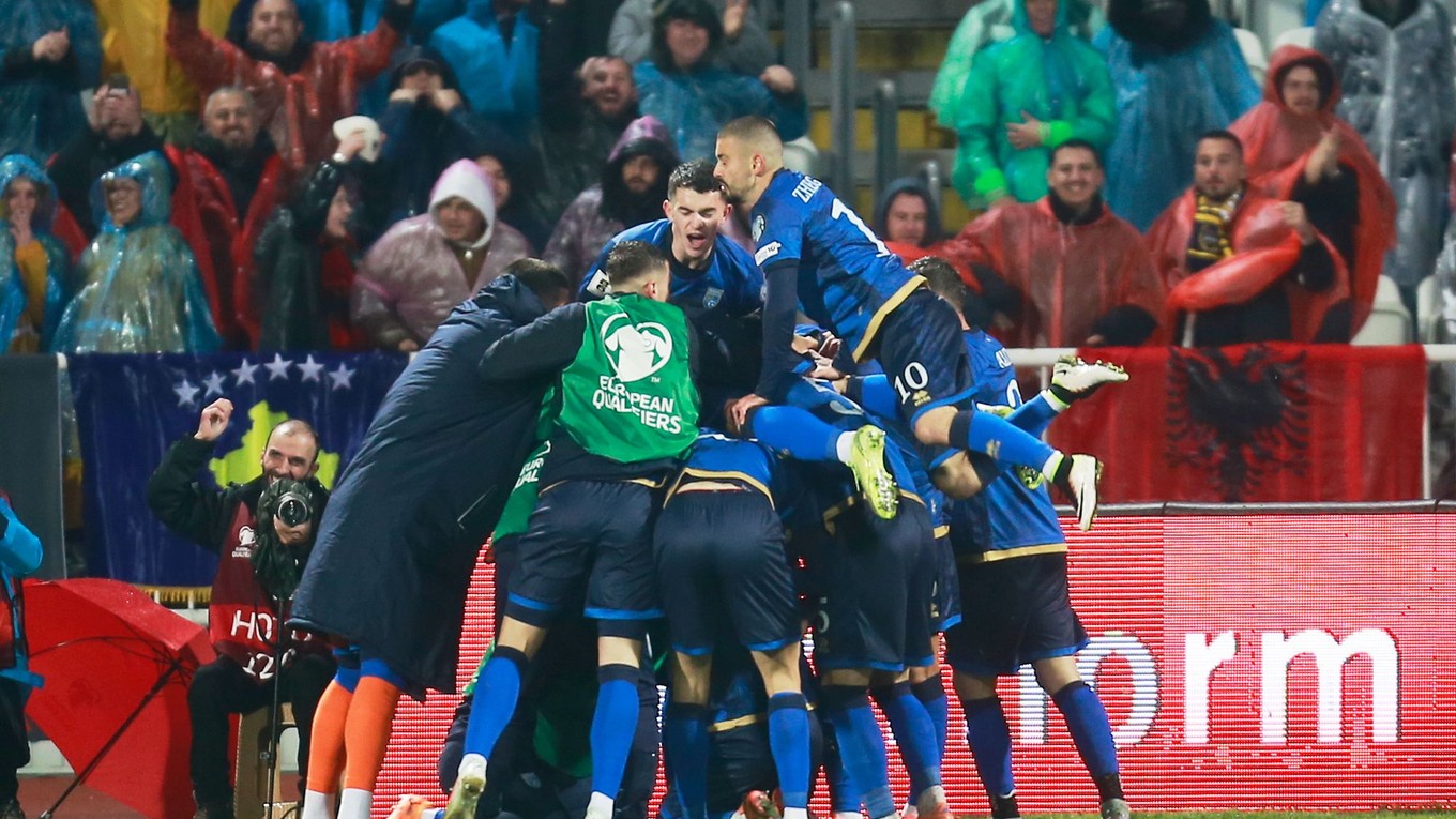 Futbalisti Kosova oslavujú gól v zápase kvalifikácie MS 2026 proti Švajčiarsku.