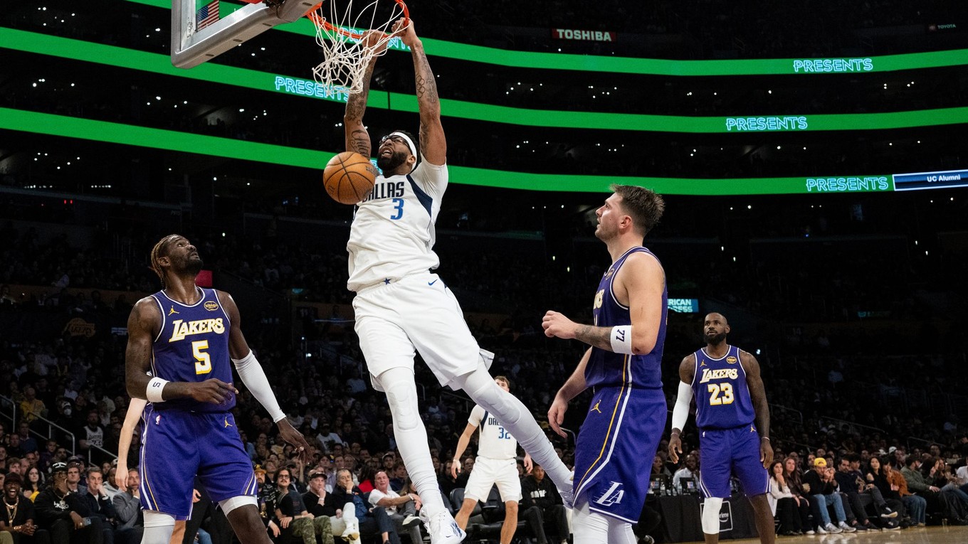 Anthony Davis smečuje v zápase Los Angeles Lakers - Dallas Mavericks.