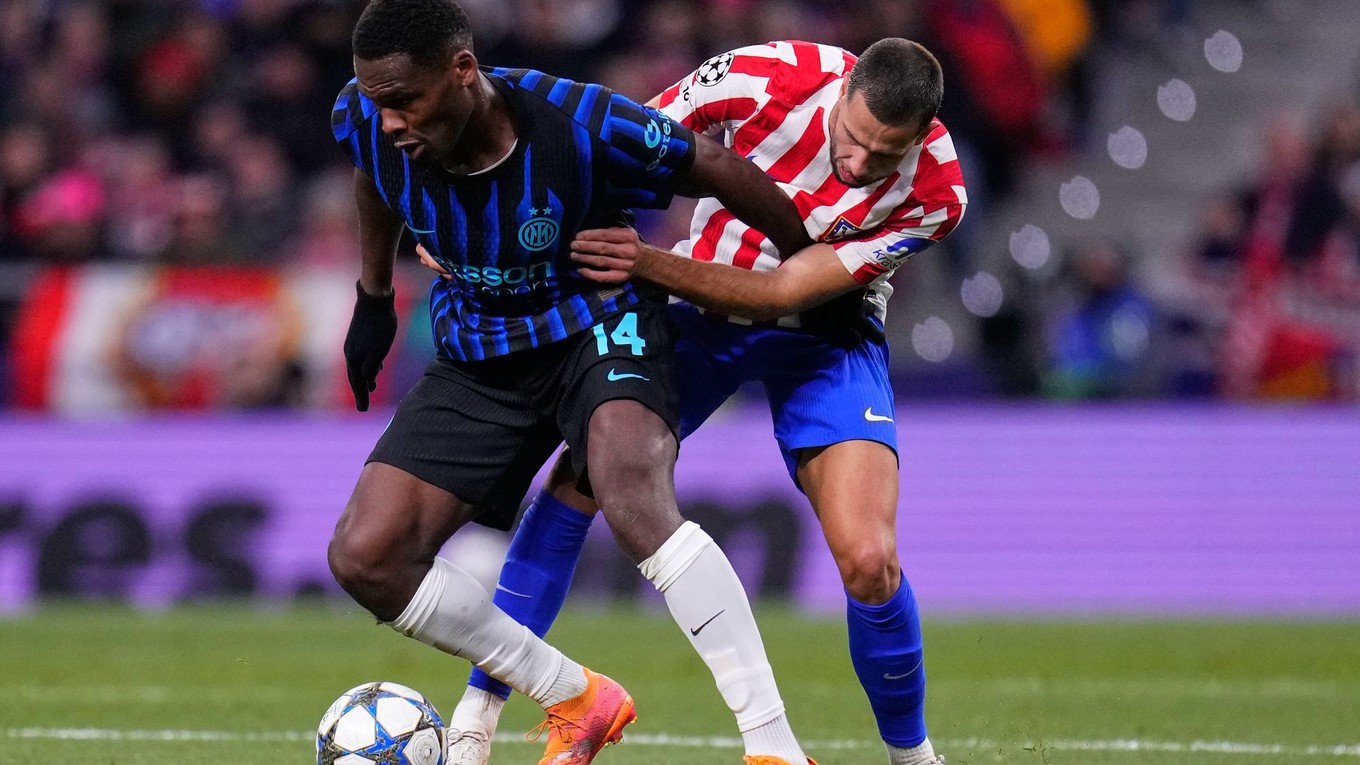 Hráč Interu Miláno Ange-Yoan Bonny (vľavo) bojuje o loptu so Slovákom Dávidom Hanckom z Atlético Madrid počas zápasu 5. kola ligovej fázy Ligy majstrov Atlético Madrid - Inter Miláno.