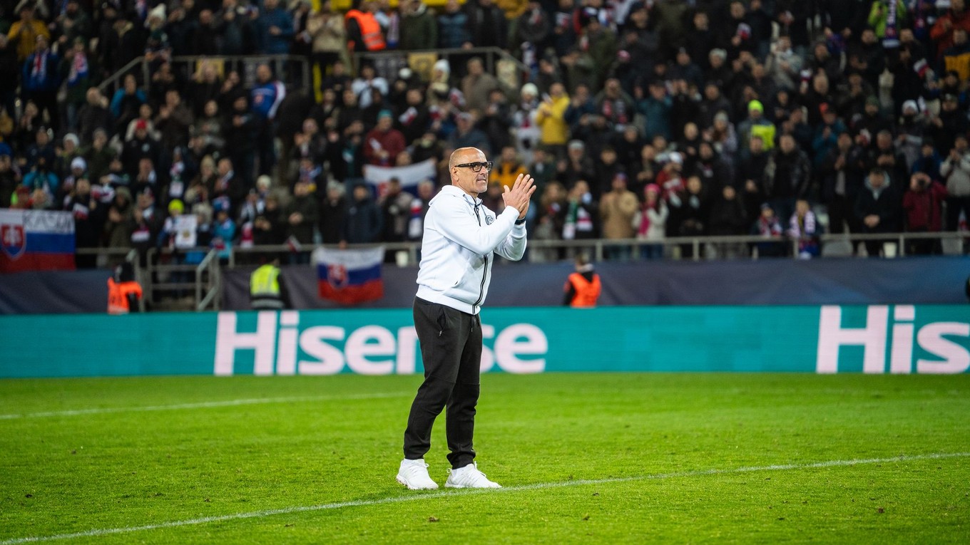 Hlavný tréner Slovenska Francesco Calzona počas pozápasovej ďakovačky po víťazstve 1:0 nad Severným Írskom. 