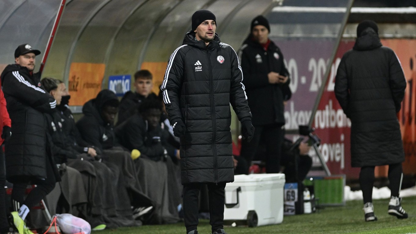 Na snímke tréner Podbrezovej Štefan Markulík