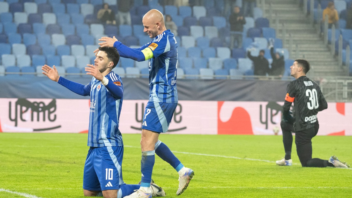 Na snímke zľava Marko Tolič a Vladimír Weiss ml. (obaja Slovan) sa tešia z gólu, reaguje brankár.