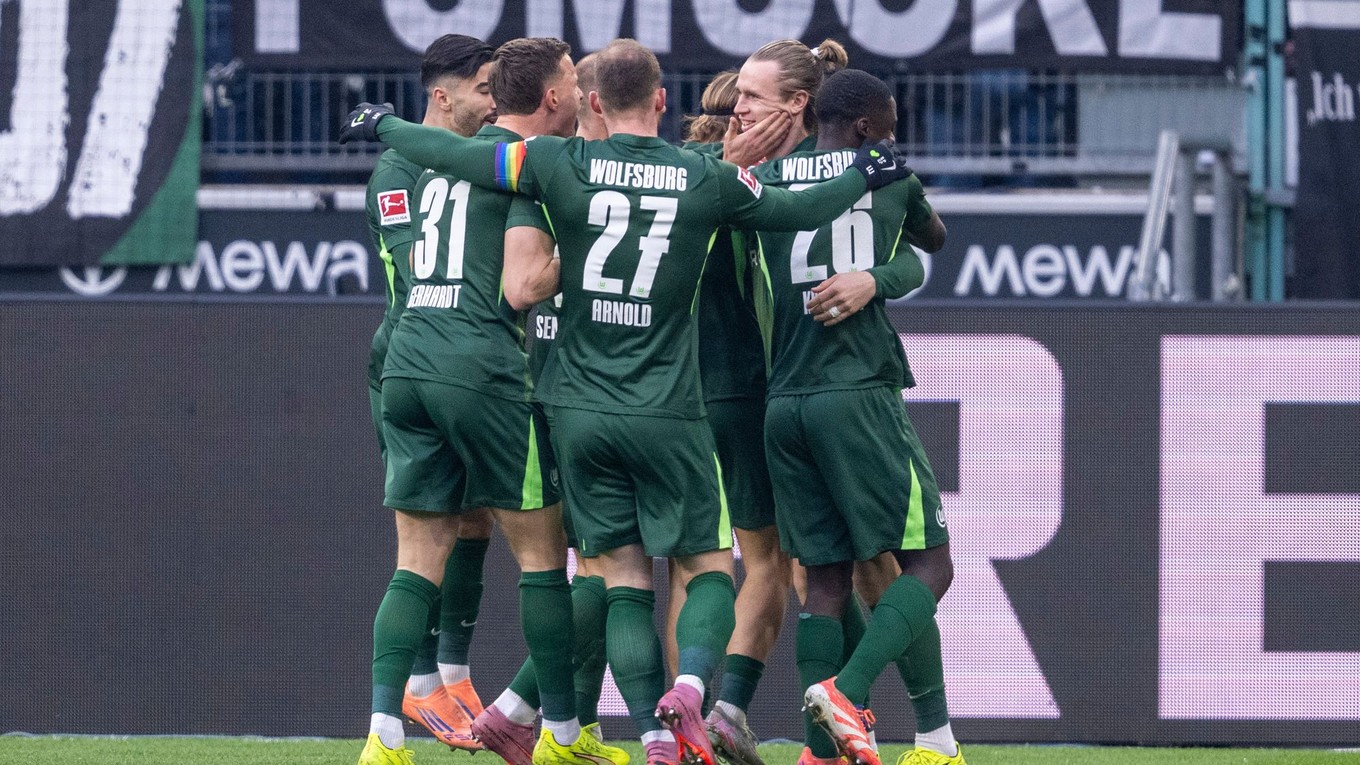 Futbalisti Wolfsburgu oslavujú gól.