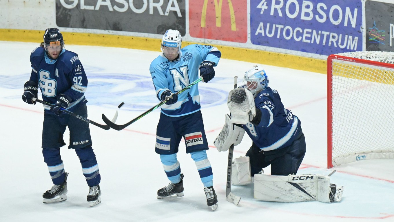  zľava Kent Elson (Slovan), Jakub Lacka (Nitra) a brankár Henri Kiviaho (Slovan)