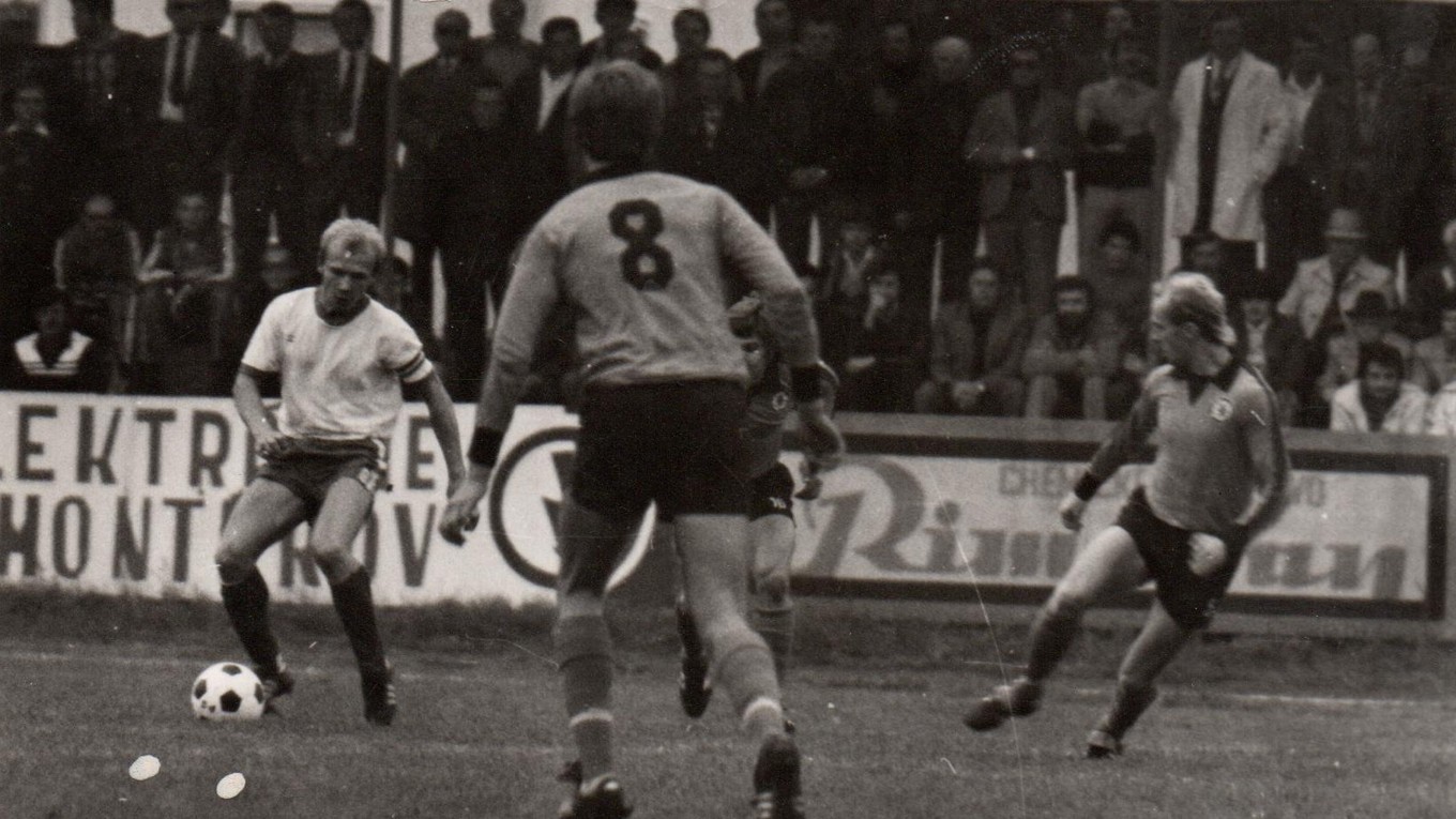 Aladár Pápista (s loptou) v drese Rimavskej Soboty.