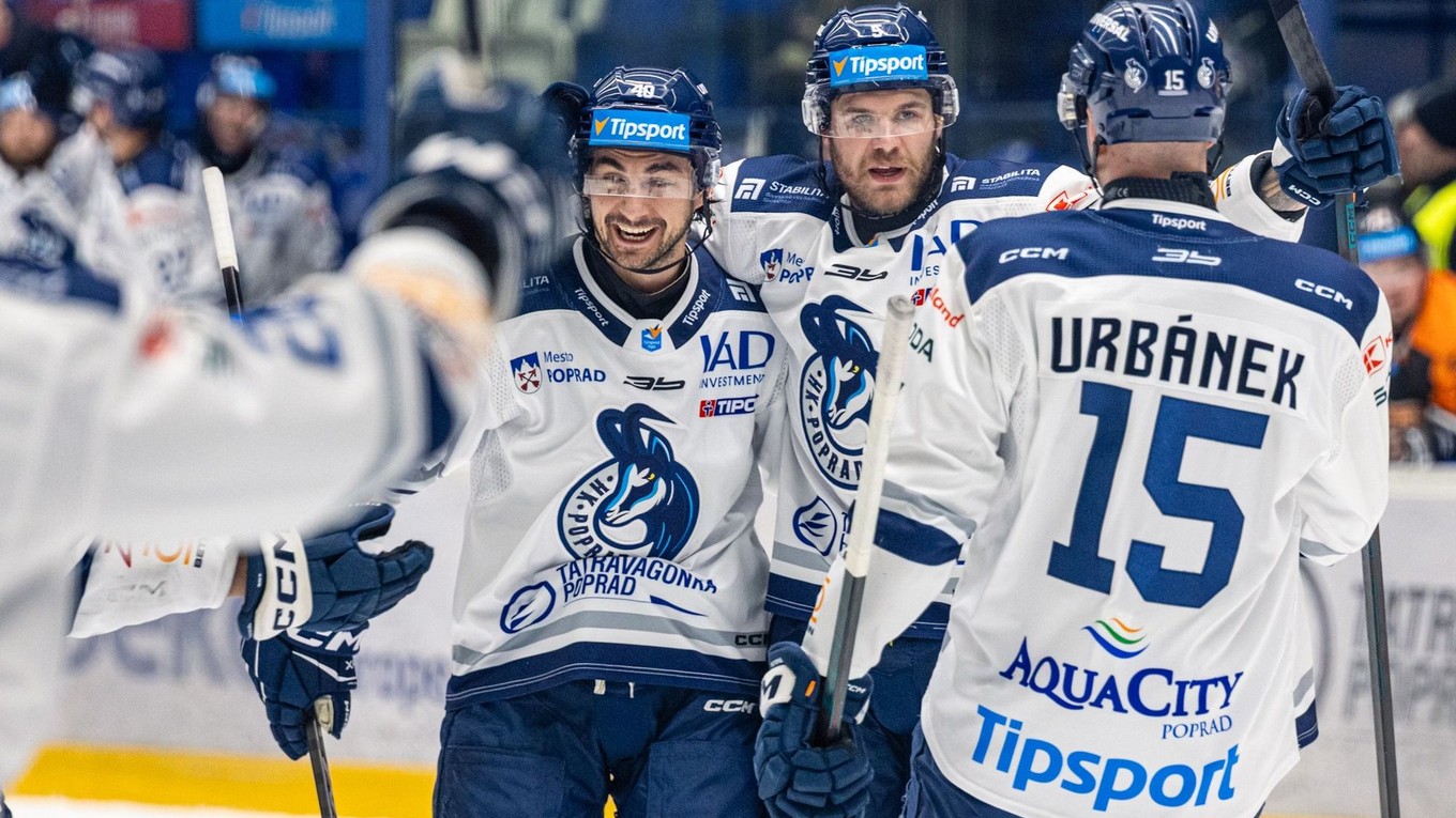 Hokejisti Popradu sa tešia z gólu.