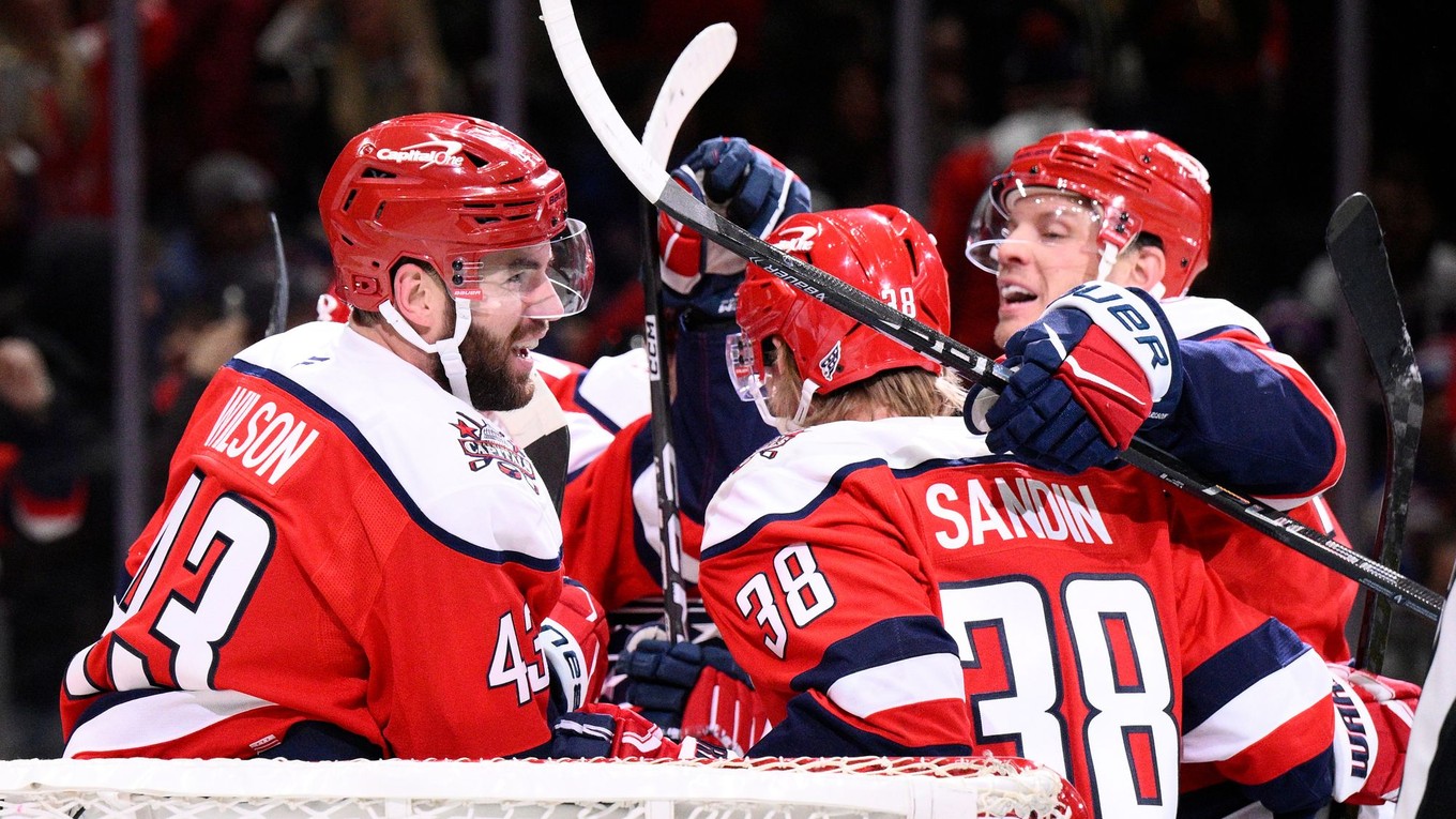 Radosť hráčov Washingtonu v zápase s New York Rangers.