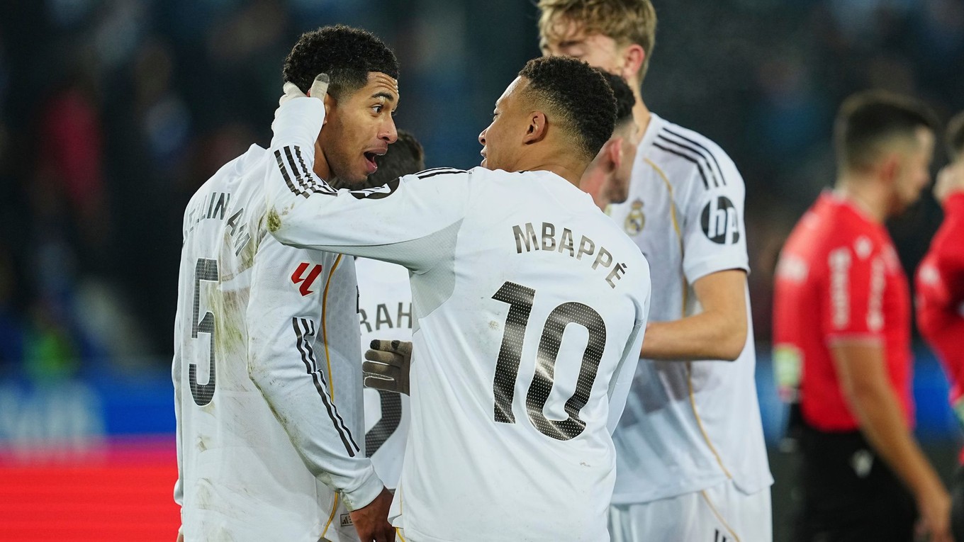 Hráči Realu Madrid sa radujú z gólu v sieti Deportiva Alavés.