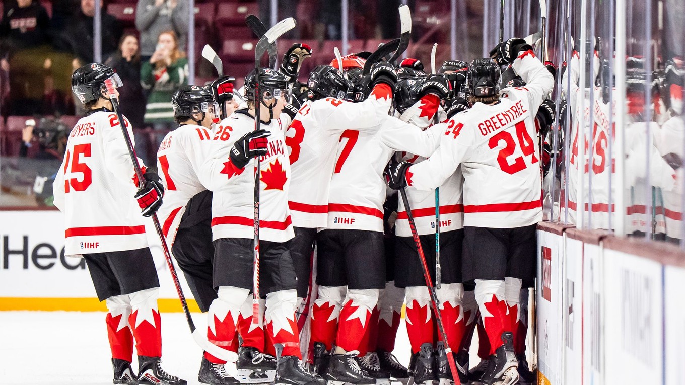 Kanada oslavuje víťazstvo nad Lotyšskom.