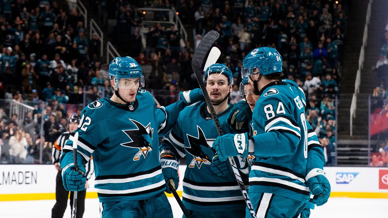 Pavol Regenda sa teší so spoluhráčmi po strelení gólu.