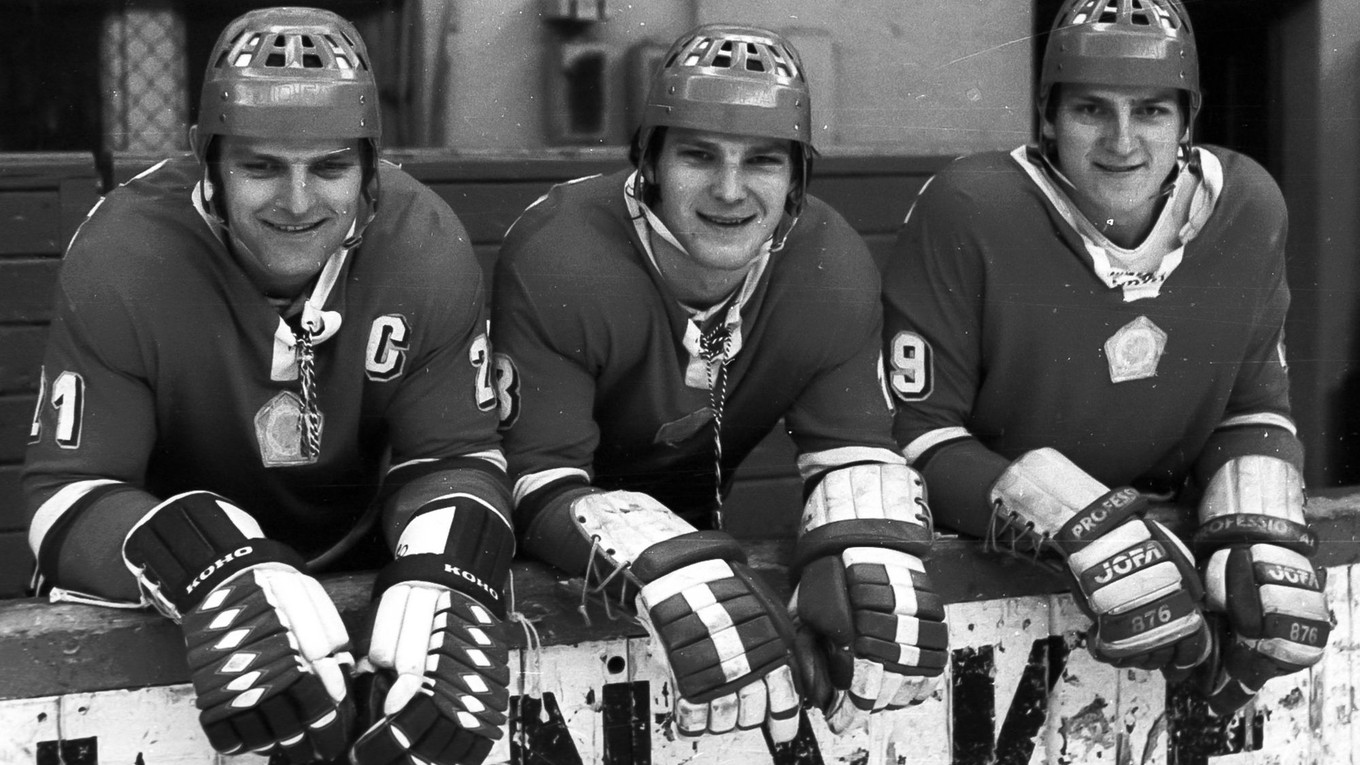 Bratia Marián, Peter a Anton Šťastní ako hráči Slovana Bratislava.