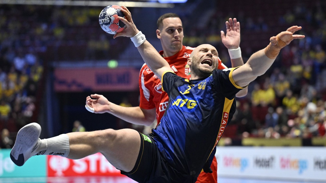 Švédsky hádzanár Oscar Bergendahl strieľa v zápase II. skupiny hlavnej fázy Švédsko - Maďarsko