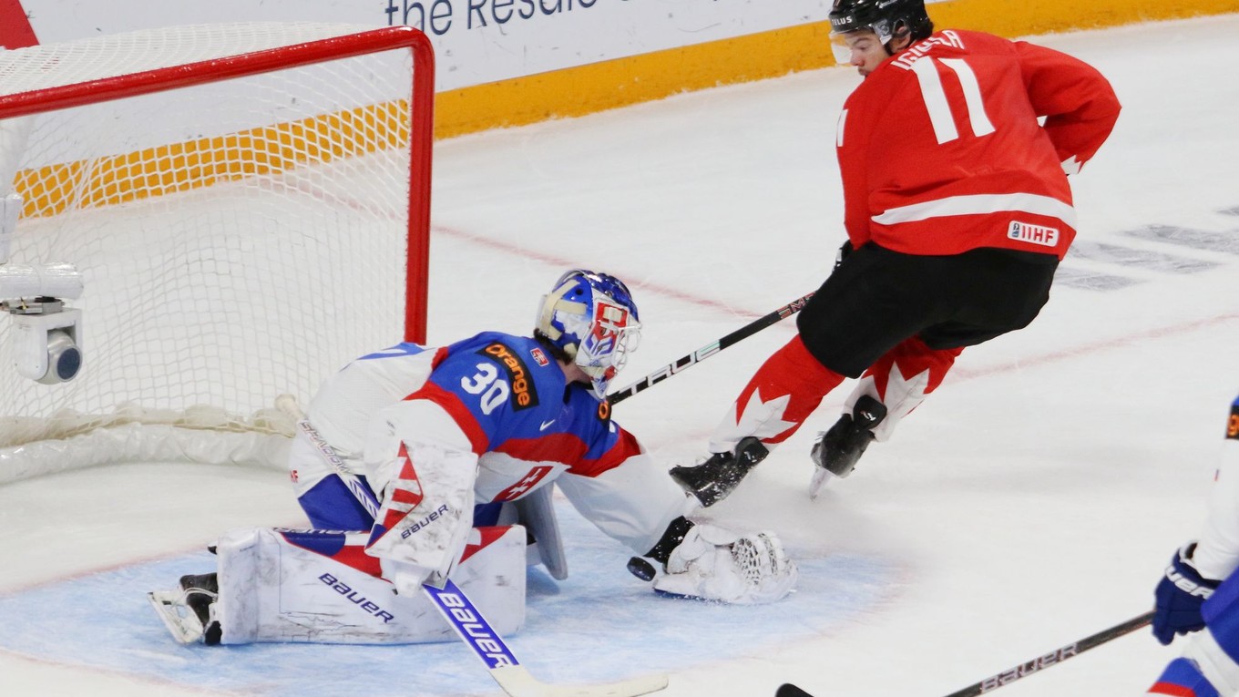 Tij Iginla v nájazde na brankára Alana Lenďáka v zápase Slovensko - Kanada vo štvrťfinále MS 20 v Minneapolise.