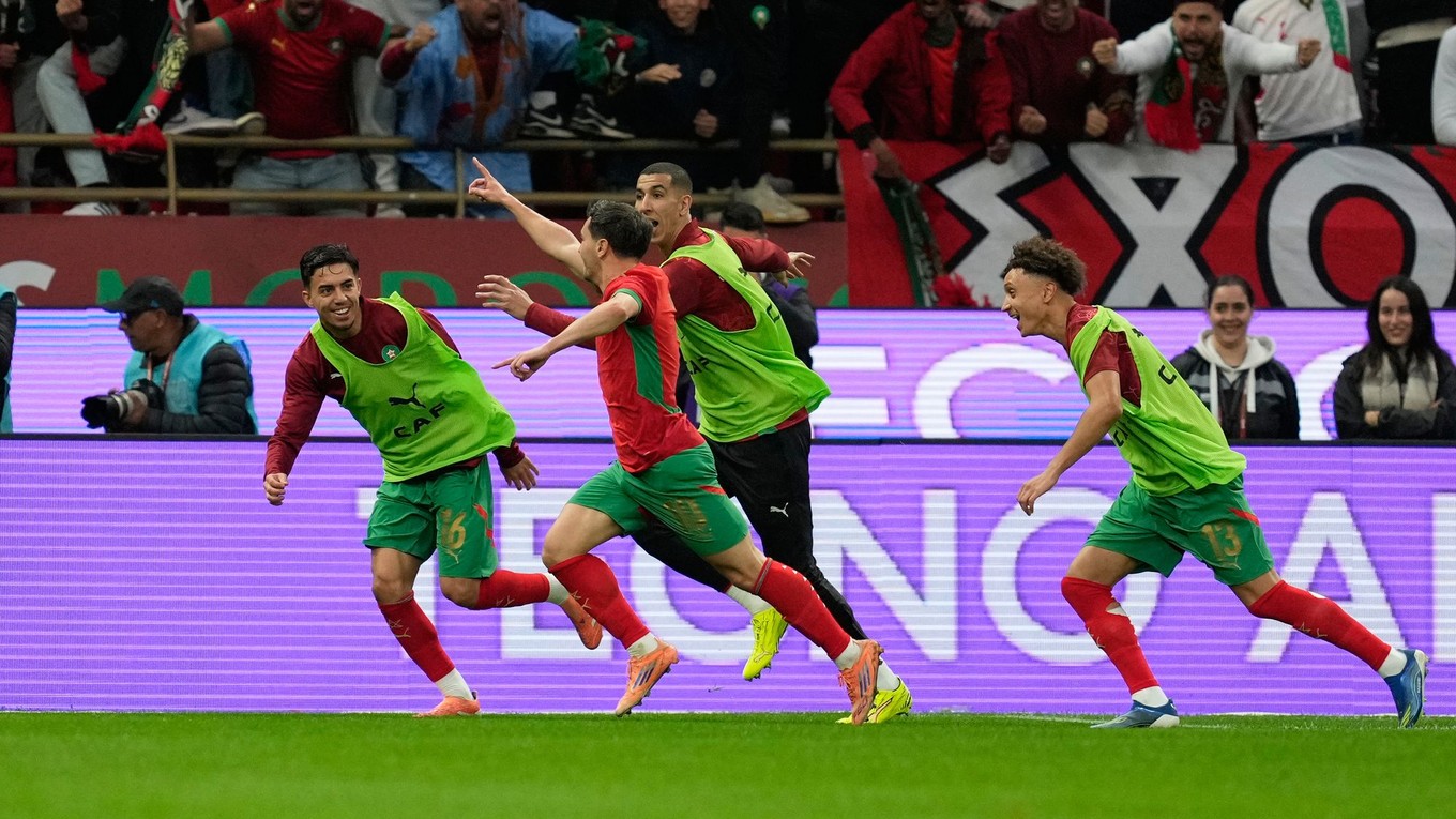 Marocký hráč Brahim Abdelkader Diaz (druhý zľava) oslavuje po tom, ako strelil úvodný gól v zápase osemfinále Afrického pohára národov Maroko - Tanzánia.