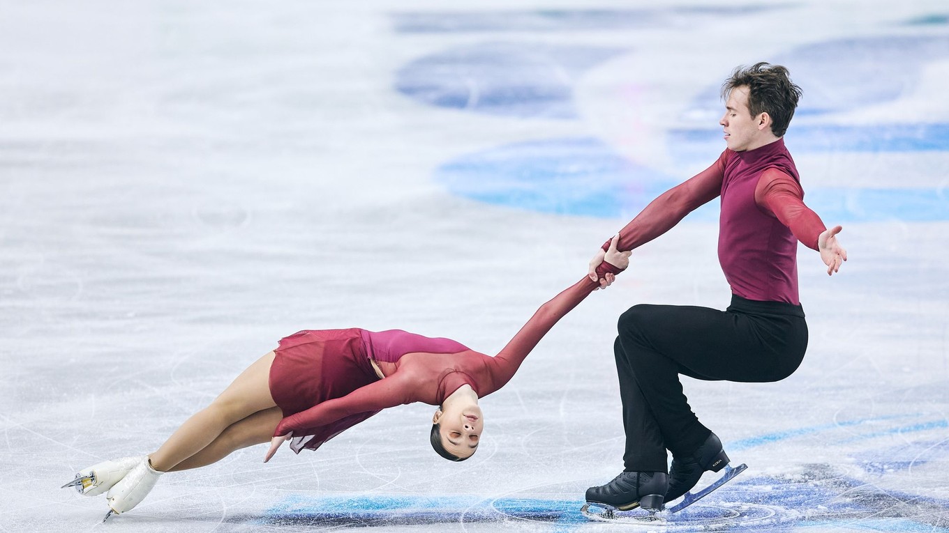 Reprezentanti Maďarska Maria Pavlovová a Alexei Sviatčenko predvádzajú špirálu smrti. Tento prvok možno tiež zmizne zo súťaží.